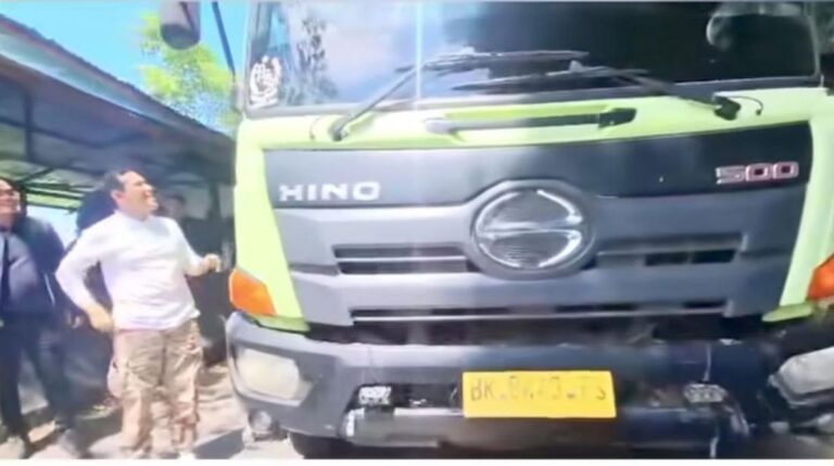 wagub-aceh-dek-fadh-saat-menyapa-sopir-truk-berpelat-bk-di-aceh-screenshot-1759564706769_169